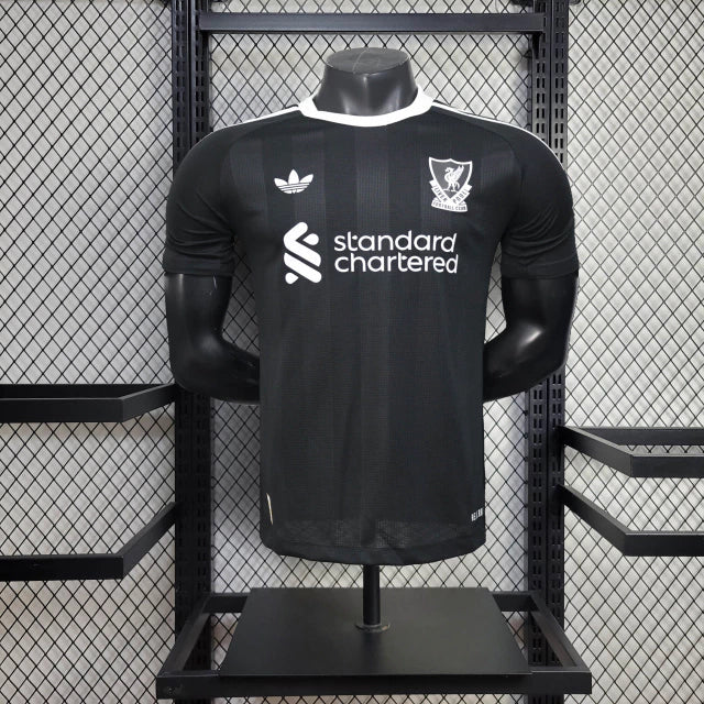 camisa-camiseta-liverpool-adidas-standard-chartered-versao-jogador-masculina-25-26-goleiro-preta-preto-branca-branco_1