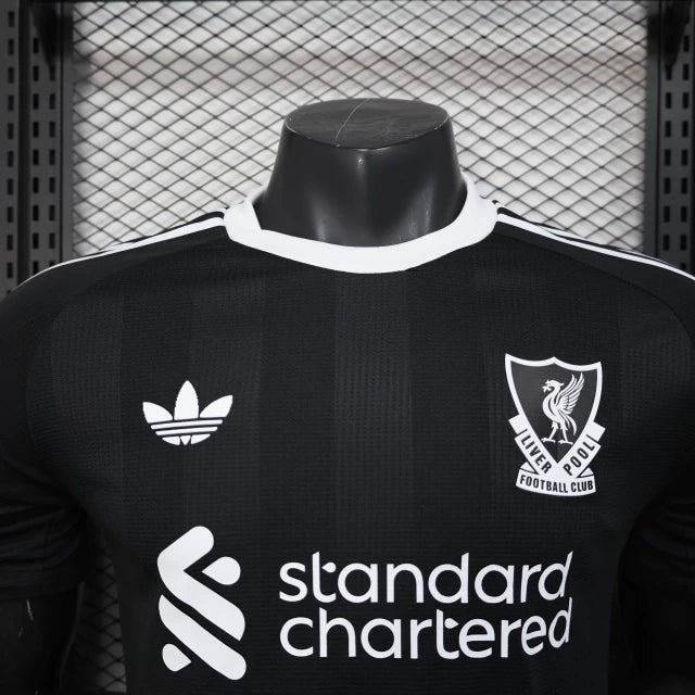 camisa-camiseta-liverpool-adidas-standard-chartered-versao-jogador-masculina-25-26-goleiro-preta-preto-branca-branco_6