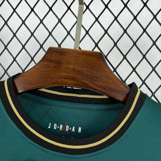 camisa-camiseta-liverpool-adidas-standard-chartered-versao-torcedor-masculina-25-26-edicao-especial-jordan-preta-preto-branca-branco-dourada-dourado-verde_4