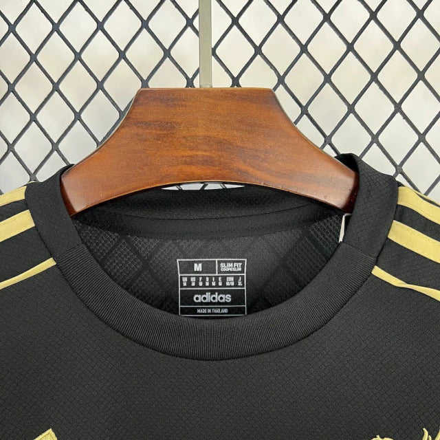 camisa-camiseta-liverpool-adidas-standard-chartered-versao-torcedor-masculina-25-26-edicao-especial-preta-preto-branca-branco-dourada-dourado_5