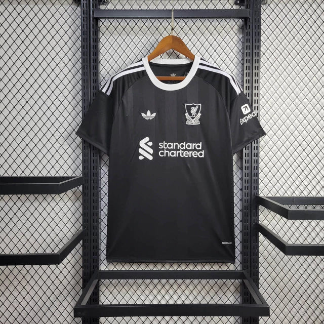 camisa-camiseta-liverpool-adidas-standard-chartered-versao-torcedor-masculina-25-26-goleiro-preta-preto-branca-branco_1