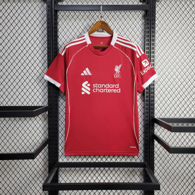 camisa-camiseta-liverpool-adidas-standard-chartered-versao-torcedor-masculina-25-26-principal-home-casa-i-1-branca-branco-vermelha-vermelho-salah_1