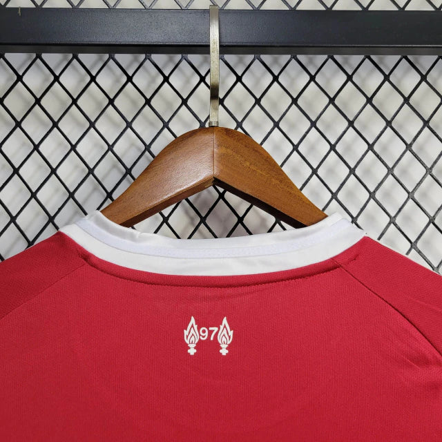 camisa-camiseta-liverpool-adidas-standard-chartered-versao-torcedor-masculina-25-26-principal-home-casa-i-1-branca-branco-vermelha-vermelho-salah_3