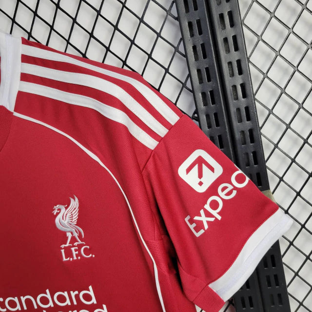 camisa-camiseta-liverpool-adidas-standard-chartered-versao-torcedor-masculina-25-26-principal-home-casa-i-1-branca-branco-vermelha-vermelho-salah_7