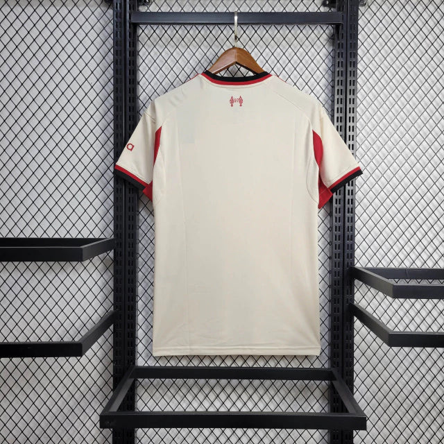 camisa-camiseta-liverpool-adidas-standard-chartered-versao-torcedor-masculina-25-26-secundaria-away-fora-ii-2-branca-branco-vermelha-vermelho-bege-salah_2