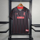 camisa-camiseta-liverpool-nike-standard-chartered-versao-torcedor-masculina-23-24-edicao-especial-lebron-james-preta-preto-branca-branco-vermelha-vermelho_1