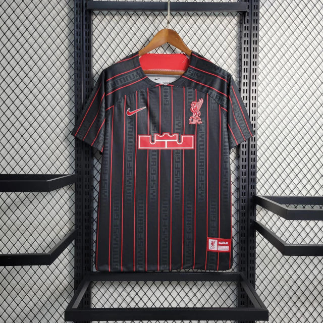 camisa-camiseta-liverpool-nike-standard-chartered-versao-torcedor-masculina-23-24-edicao-especial-lebron-james-preta-preto-branca-branco-vermelha-vermelho_1