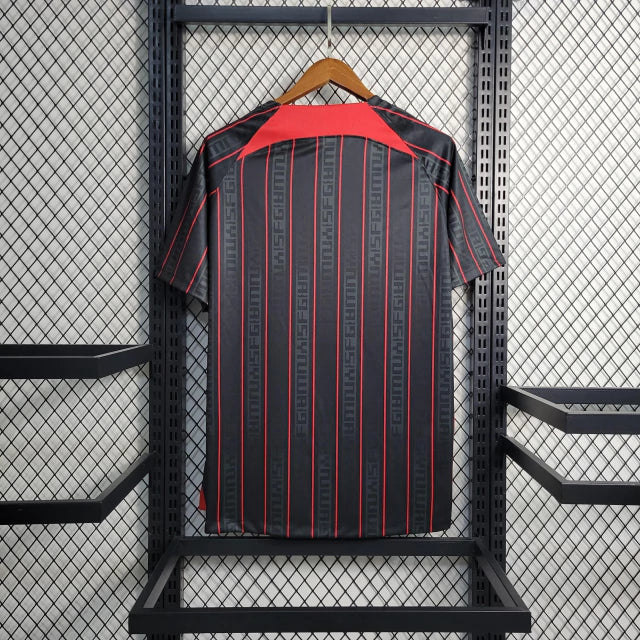 camisa-camiseta-liverpool-nike-standard-chartered-versao-torcedor-masculina-23-24-edicao-especial-lebron-james-preta-preto-branca-branco-vermelha-vermelho_2