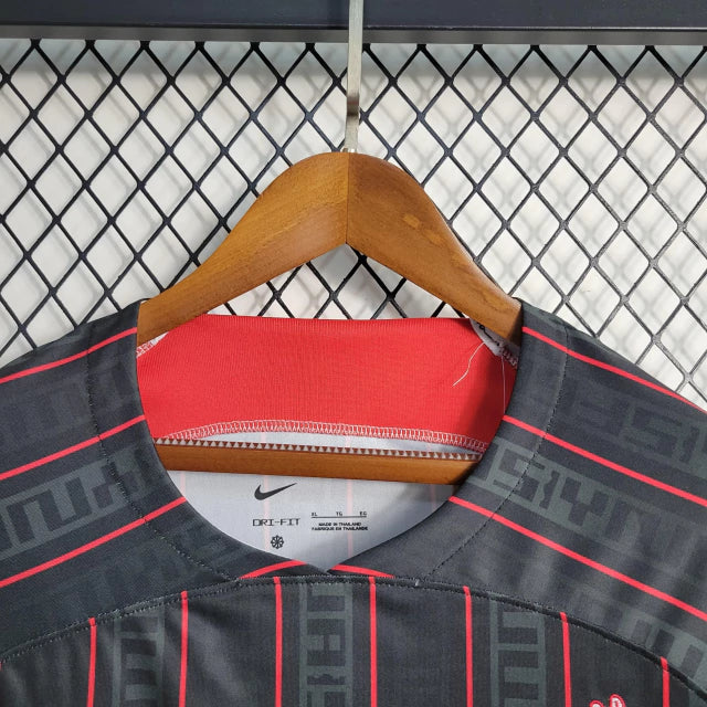 camisa-camiseta-liverpool-nike-standard-chartered-versao-torcedor-masculina-23-24-edicao-especial-lebron-james-preta-preto-branca-branco-vermelha-vermelho_4