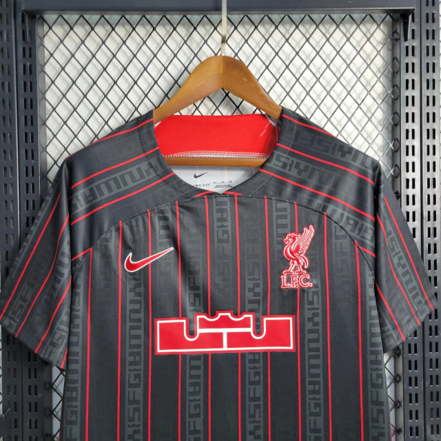 camisa-camiseta-liverpool-nike-standard-chartered-versao-torcedor-masculina-23-24-edicao-especial-lebron-james-preta-preto-branca-branco-vermelha-vermelho_5