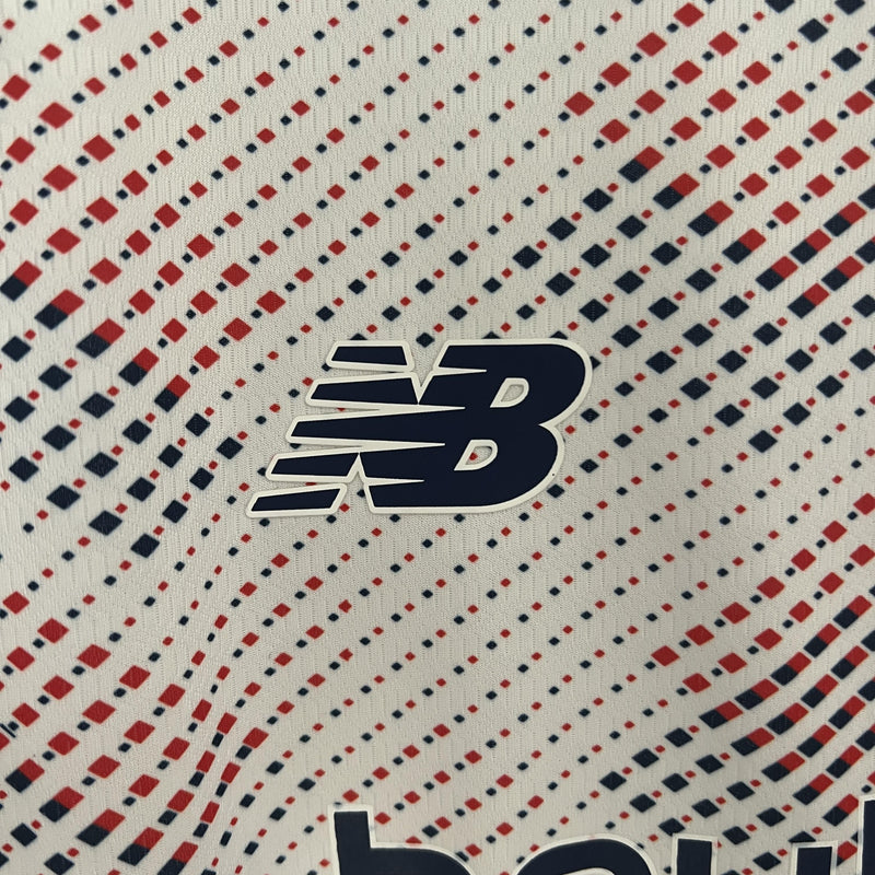 camisa-camiseta-losc-lille-nb-new-balance-boulanger-b-versao-versao-torcedor-masculina-24-25-away-fora-ii-secundaria-2-vermelha-vermelho-branca-branco-azul_4