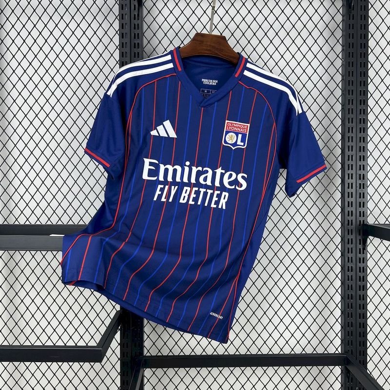 camisa-camiseta-lyon-olympique-lyonnais-adidas-emirates-fly-better-versao-torcedor-masculina-25-26-away-fora-ii-secundaria-2-vermelha-vermelho-branca-branco-azul_1