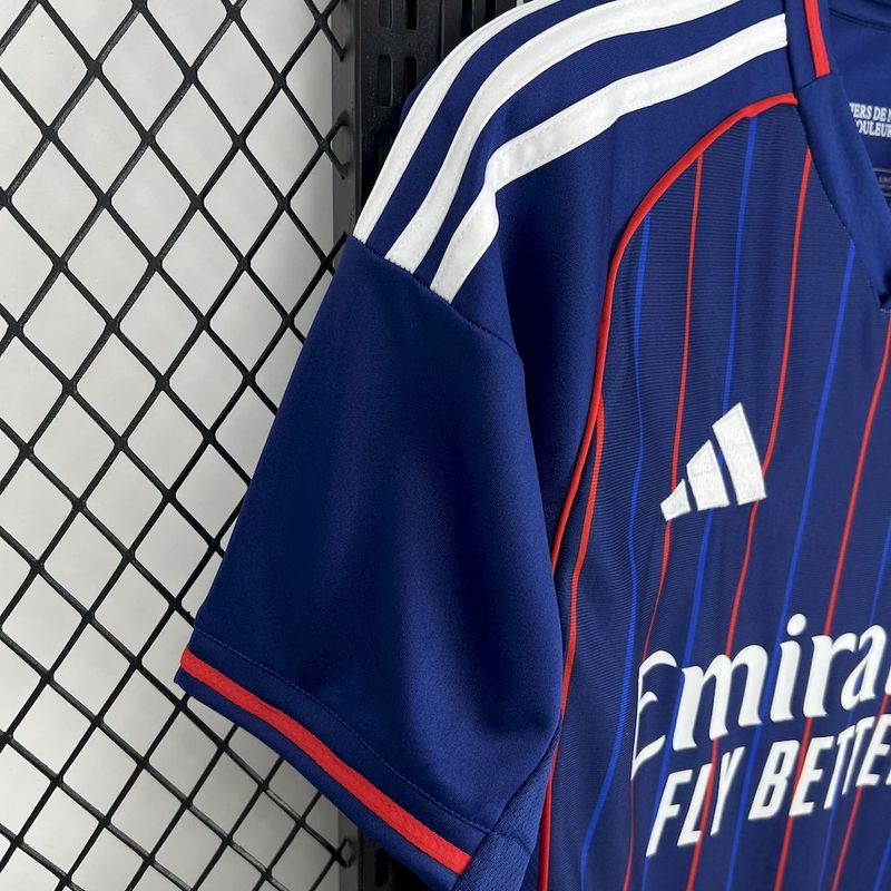 camisa-camiseta-lyon-olympique-lyonnais-adidas-emirates-fly-better-versao-torcedor-masculina-25-26-away-fora-ii-secundaria-2-vermelha-vermelho-branca-branco-azul_3