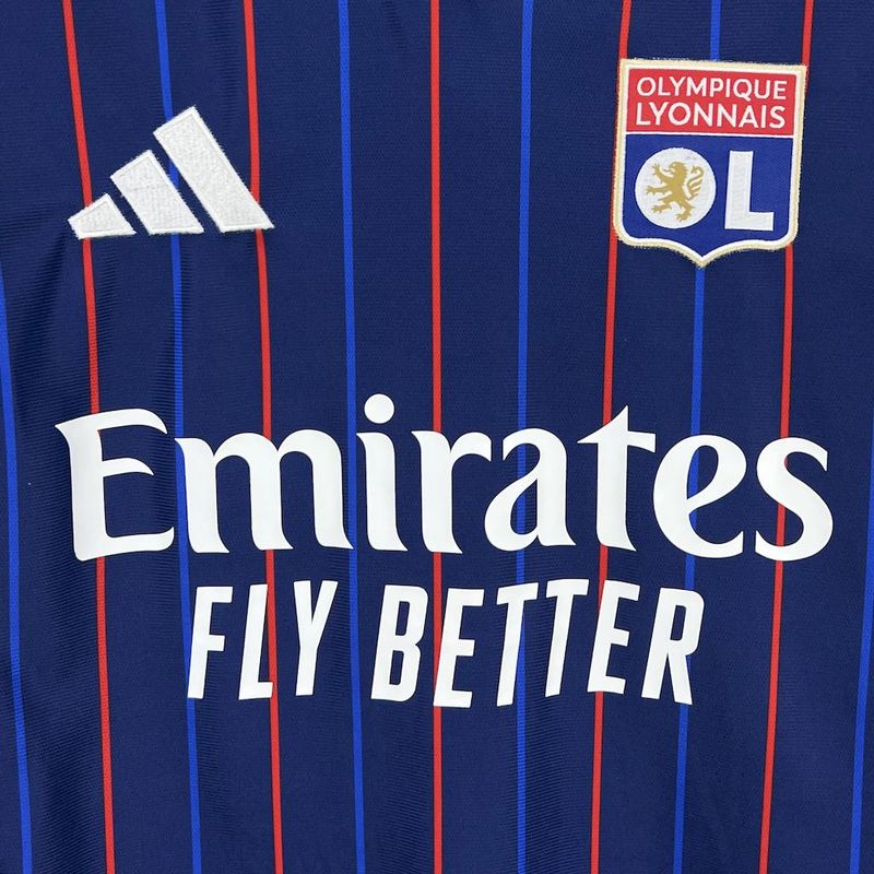 camisa-camiseta-lyon-olympique-lyonnais-adidas-emirates-fly-better-versao-torcedor-masculina-25-26-away-fora-ii-secundaria-2-vermelha-vermelho-branca-branco-azul_5