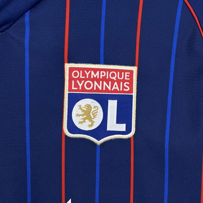 camisa-camiseta-lyon-olympique-lyonnais-adidas-emirates-fly-better-versao-torcedor-masculina-25-26-away-fora-ii-secundaria-2-vermelha-vermelho-branca-branco-azul_6