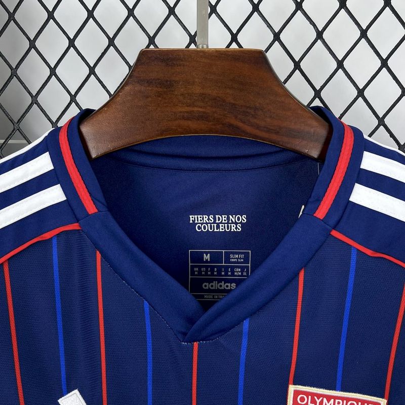 camisa-camiseta-lyon-olympique-lyonnais-adidas-emirates-fly-better-versao-torcedor-masculina-25-26-away-fora-ii-secundaria-2-vermelha-vermelho-branca-branco-azul_8