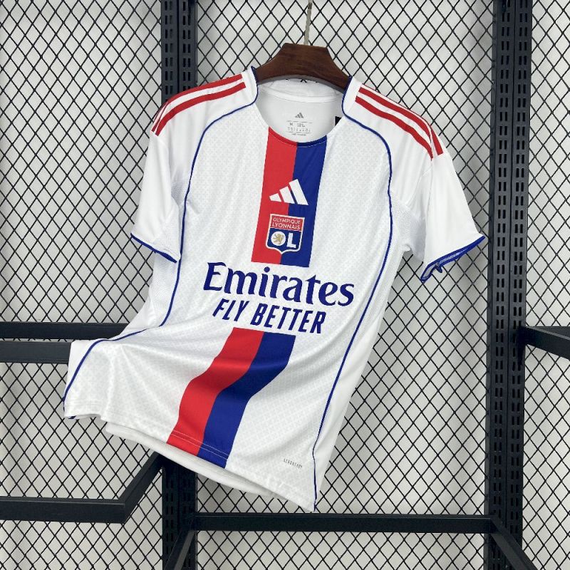 camisa-camiseta-lyon-olympique-lyonnais-adidas-emirates-fly-better-versao-torcedor-masculina-25-26-home-casa-i-principal-1-vermelha-vermelho-branca-branco-azul_1