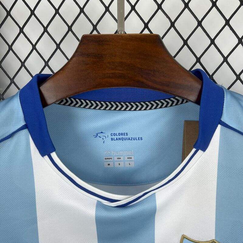 camisa-camiseta-malaga-hummel-benahavis-versao-torcedor-masculina-25-26-home-casa-i-principal-1-branca-branco-azul-claro-clara_10