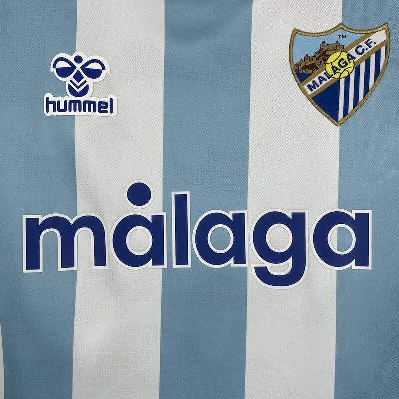 camisa-camiseta-malaga-hummel-benahavis-versao-torcedor-masculina-25-26-home-casa-i-principal-1-branca-branco-azul-claro-clara_2
