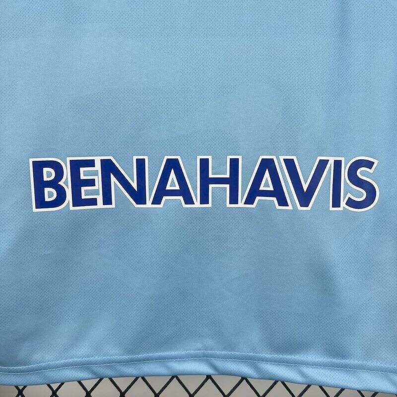camisa-camiseta-malaga-hummel-benahavis-versao-torcedor-masculina-25-26-home-casa-i-principal-1-branca-branco-azul-claro-clara_3