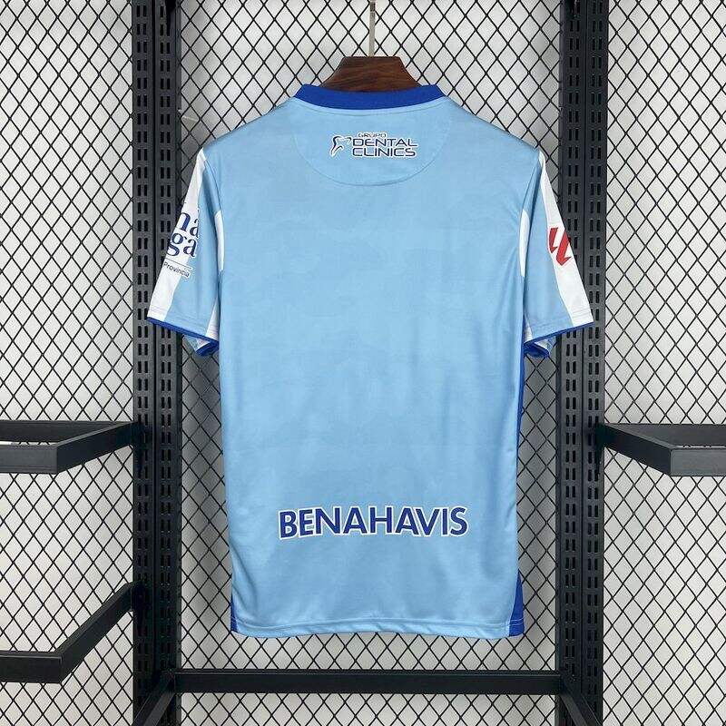 camisa-camiseta-malaga-hummel-benahavis-versao-torcedor-masculina-25-26-home-casa-i-principal-1-branca-branco-azul-claro-clara_4