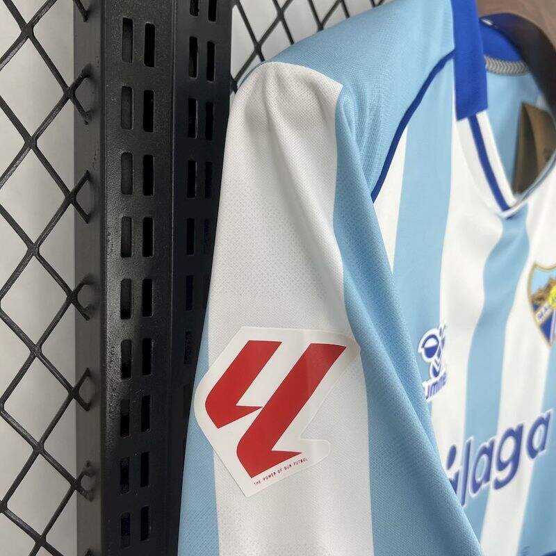 camisa-camiseta-malaga-hummel-benahavis-versao-torcedor-masculina-25-26-home-casa-i-principal-1-branca-branco-azul-claro-clara_5