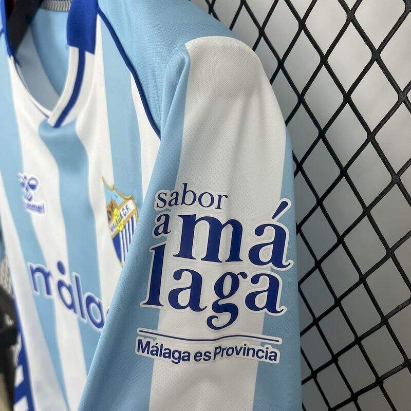 camisa-camiseta-malaga-hummel-benahavis-versao-torcedor-masculina-25-26-home-casa-i-principal-1-branca-branco-azul-claro-clara_6