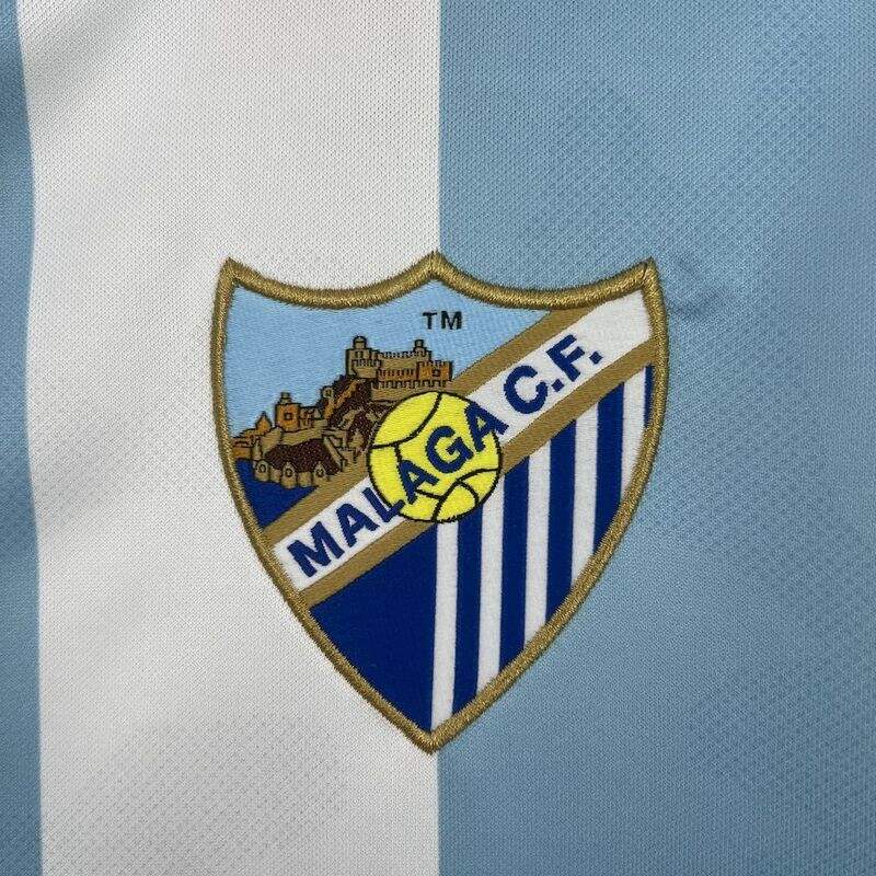 camisa-camiseta-malaga-hummel-benahavis-versao-torcedor-masculina-25-26-home-casa-i-principal-1-branca-branco-azul-claro-clara_8