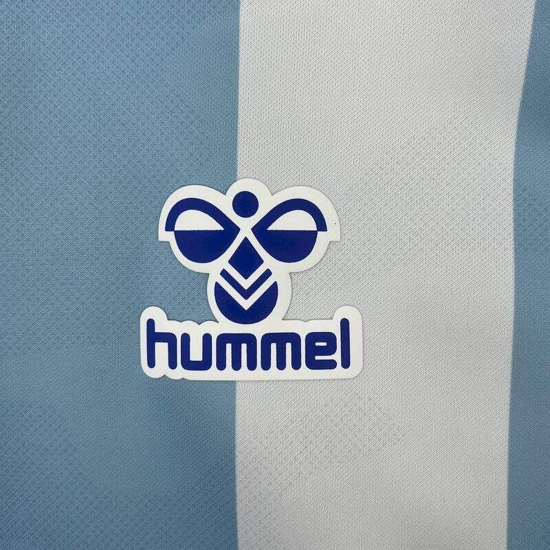 camisa-camiseta-malaga-hummel-benahavis-versao-torcedor-masculina-25-26-home-casa-i-principal-1-branca-branco-azul-claro-clara_9
