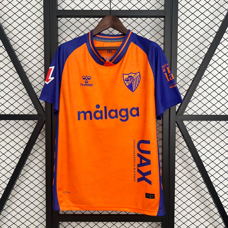 camisa-camiseta-malaga-hummel-benahavis-versao-torcedor-masculina-25-26-third-away-fora-iii-terceira-3-branca-branco-azul-laranja_1