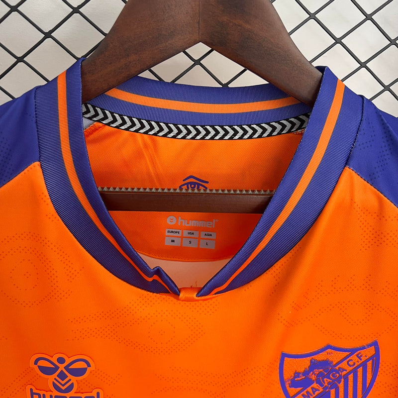 camisa-camiseta-malaga-hummel-benahavis-versao-torcedor-masculina-25-26-third-away-fora-iii-terceira-3-branca-branco-azul-laranja_2