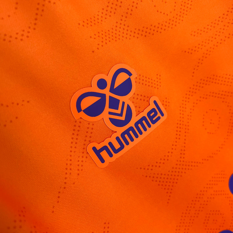 camisa-camiseta-malaga-hummel-benahavis-versao-torcedor-masculina-25-26-third-away-fora-iii-terceira-3-branca-branco-azul-laranja_3