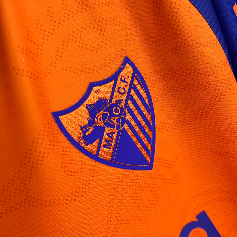 camisa-camiseta-malaga-hummel-benahavis-versao-torcedor-masculina-25-26-third-away-fora-iii-terceira-3-branca-branco-azul-laranja_4
