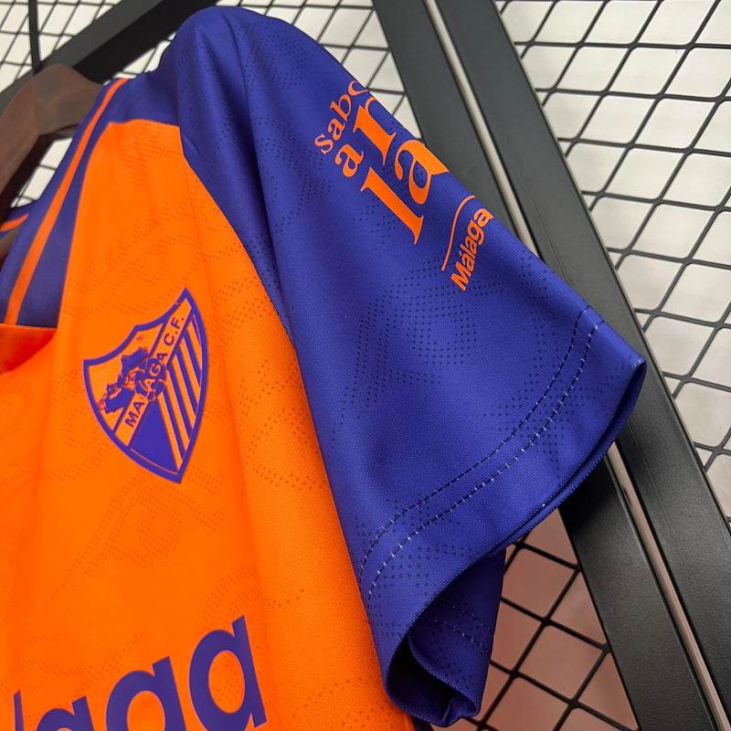 camisa-camiseta-malaga-hummel-benahavis-versao-torcedor-masculina-25-26-third-away-fora-iii-terceira-3-branca-branco-azul-laranja_7