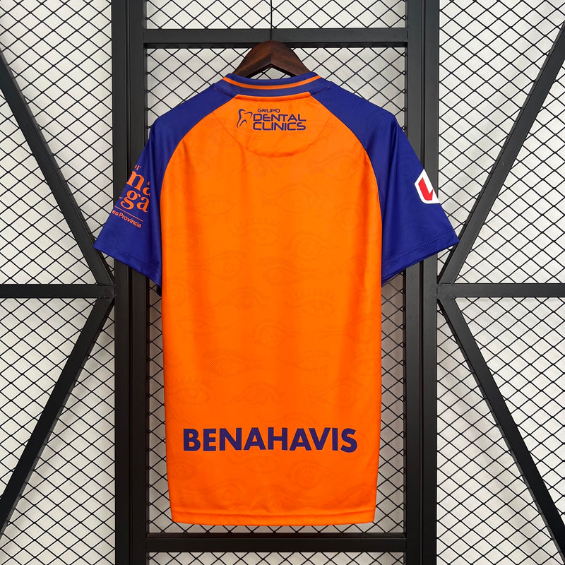 camisa-camiseta-malaga-hummel-benahavis-versao-torcedor-masculina-25-26-third-away-fora-iii-terceira-3-branca-branco-azul-laranja_8