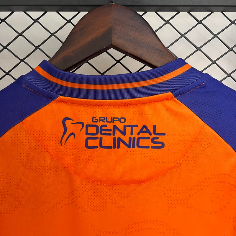 camisa-camiseta-malaga-hummel-benahavis-versao-torcedor-masculina-25-26-third-away-fora-iii-terceira-3-branca-branco-azul-laranja_9