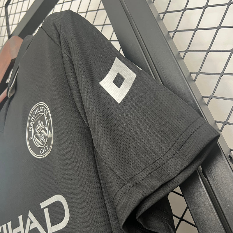 camisa-camiseta-manchester-city-puma-etihad-airways-versao-torcedor-masculina-25-26-away-fora-ii-secundaria-2-azul-branca-branco-preta-preto_6