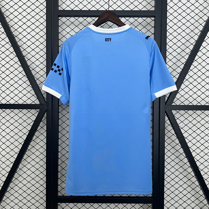 camisa-camiseta-manchester-city-puma-etihad-airways-versao-torcedor-masculina-25-26-home-casa-i-principal-1-azul-branca-branco-preta-preto_9