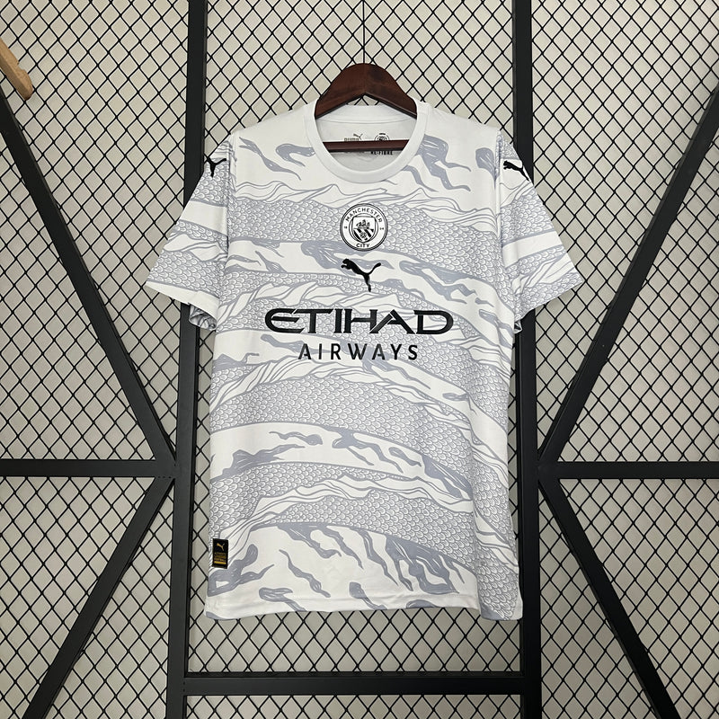camisa-camiseta-manchester-city-puma-etihad-airways-versao-versao-torcedor-masculina-24-25-edicao-edicao-especial-ano-novo-chines-chines-erling-haaland-de-bruyne-branca-branco-preta-p
