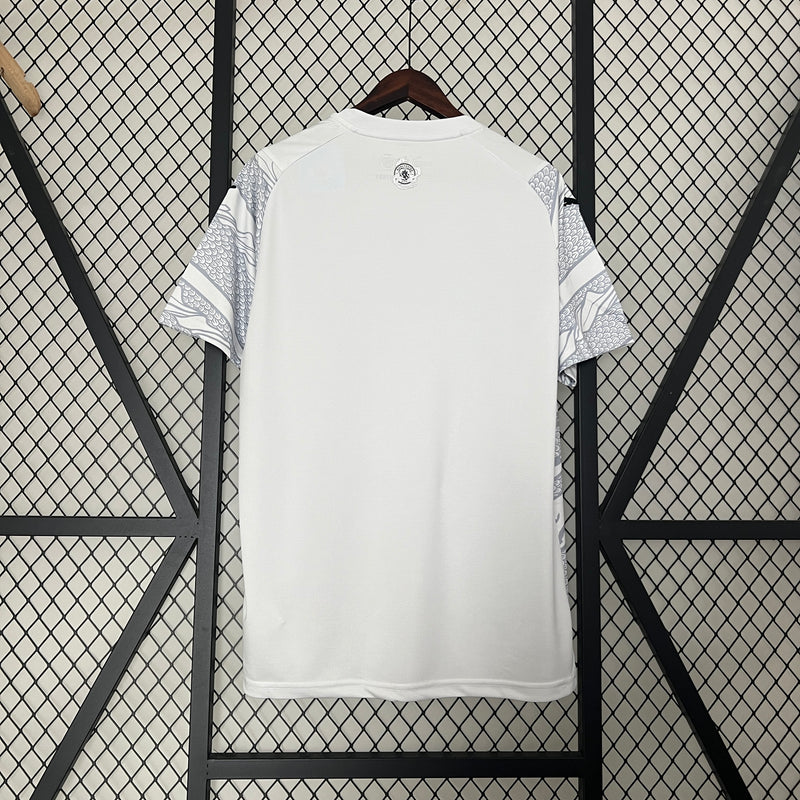 camisa-camiseta-manchester-city-puma-etihad-airways-versao-versao-torcedor-masculina-24-25-edicao-edicao-especial-ano-novo-chines-chines-erling-haaland-de-bruyne-branca-branco-preta-p_d8360159-7703-466b-8b16-84ff11739b9a