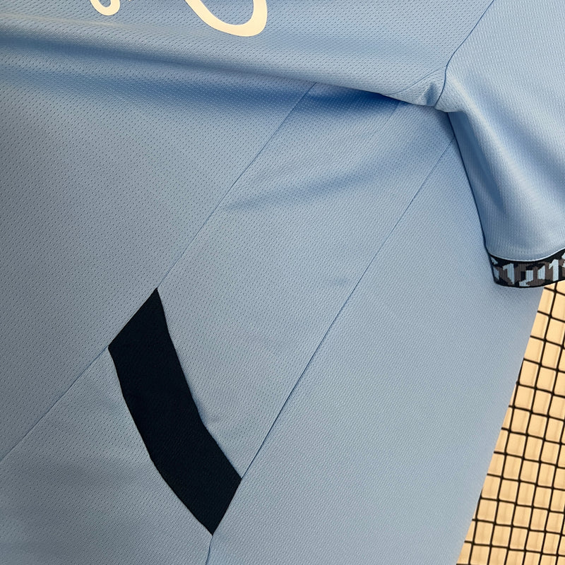 camisa-camiseta-manchester-city-puma-etihad-airways-versao-versao-torcedor-masculina-24-25-home-casa-i-principal-1-azul-branca-branco-claro-clara_3