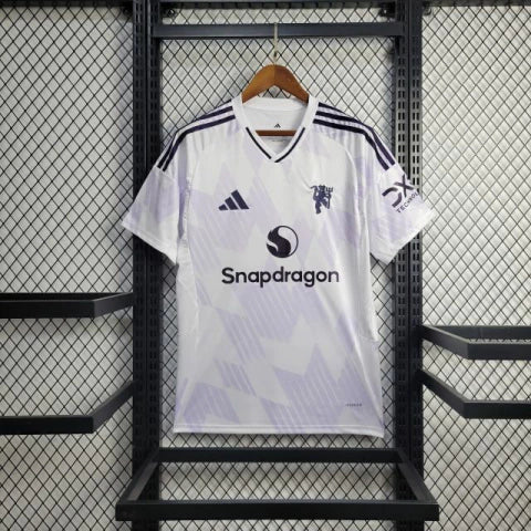 camisa-camiseta-manchester-united-adidas-snapdragon-versao-torcedor-masculina-25-26-away-fora-ii-secundaria-2-roxa-roxo-lilas-branca-branco-preta-preto_1