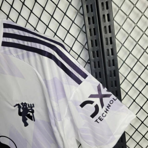 camisa-camiseta-manchester-united-adidas-snapdragon-versao-torcedor-masculina-25-26-away-fora-ii-secundaria-2-roxa-roxo-lilas-branca-branco-preta-preto_5