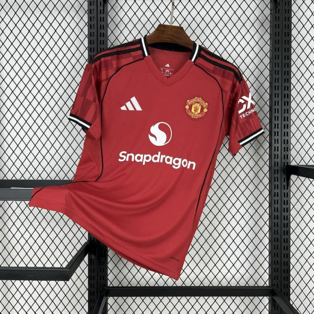 camisa-camiseta-manchester-united-adidas-snapdragon-versao-torcedor-masculina-25-26-home-casa-i-principal-1-vermelha-vermelho-branca-branco-preta-preto_1