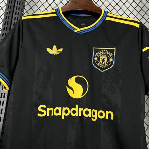 camisa-camiseta-manchester-united-adidas-snapdragon-versao-torcedor-masculina-25-26-third-away-fora-iii-terceira-3-amarela-amarelo-azul-branca-branco-preta-preto_5