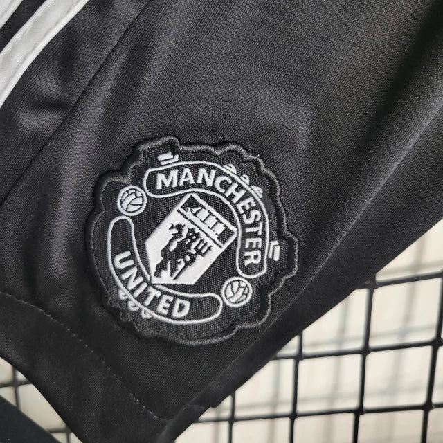 camisa-camiseta-manchester-united-adidas-team-viewer-versao-versao-torcedor-conjunto-infantil-shorts-23-24-away-fora-ii-secundaria-2-vermelha-preta-vermelho-preto-branca-branco_3