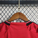 camisa-camiseta-manchester-united-adidas-team-viewer-versao-versao-torcedor-conjunto-infantil-shorts-23-24-home-casa-i-principal-1-vermelha-preta-vermelho-preto_5