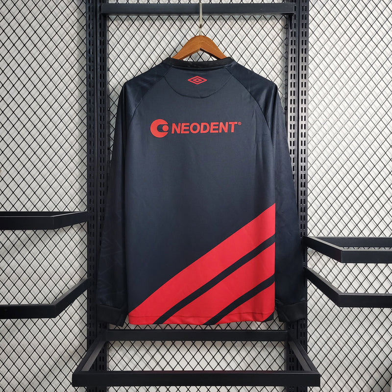 camisa-camiseta-manga-longa-cap-athletico-paranaense-umbro-esportes-da-sorte-versao-versao-torcedor-masculina-23-24-away-fora-ii-secundaria-2-vermelha-preta-vermelho-preto_1