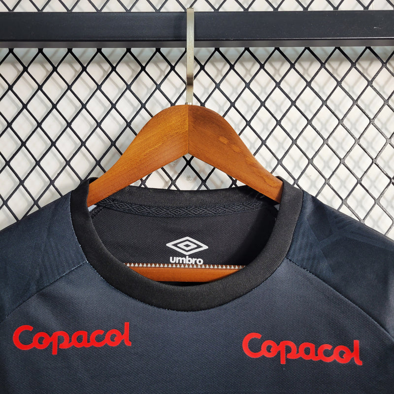 camisa-camiseta-manga-longa-cap-athletico-paranaense-umbro-esportes-da-sorte-versao-versao-torcedor-masculina-23-24-away-fora-ii-secundaria-2-vermelha-preta-vermelho-preto_5