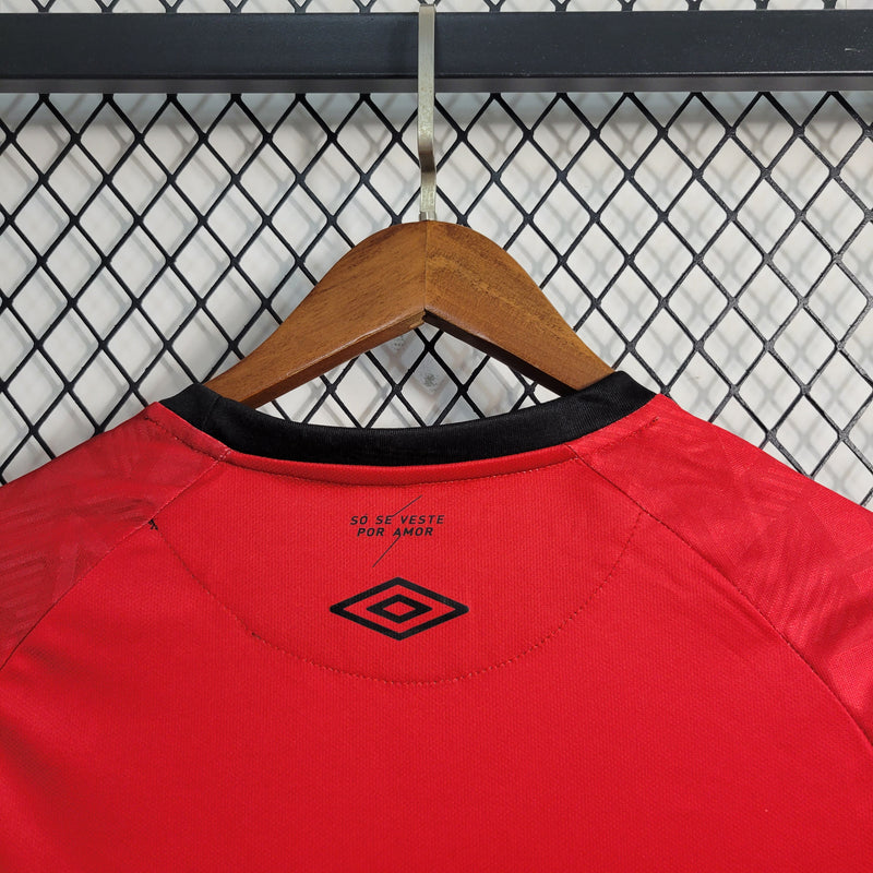 camisa-camiseta-manga-longa-cap-athletico-paranaense-umbro-esportes-da-sorte-versao-versao-torcedor-masculina-23-24-home-casa-i-principal-1-vermelha-preta-vermelho-preto_8